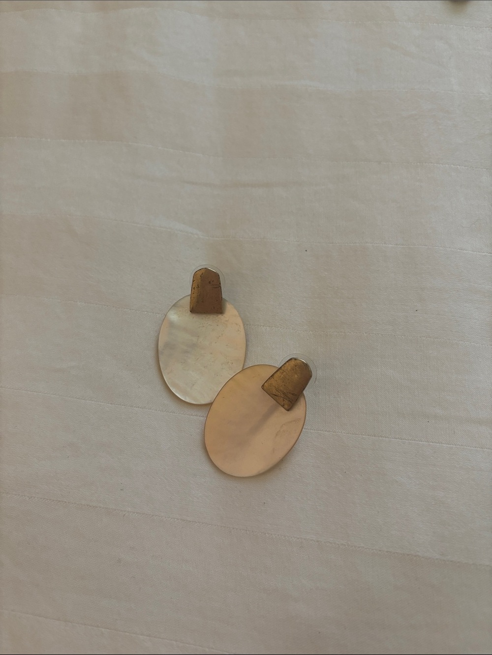 Kendra Scott Oval Mother-of-Pearl Drop Earrings - Cream and Gold